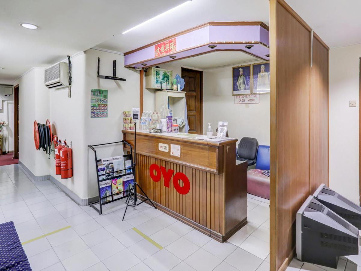 Oyo 90376 Centre Point Hotel Limbang Exterior foto