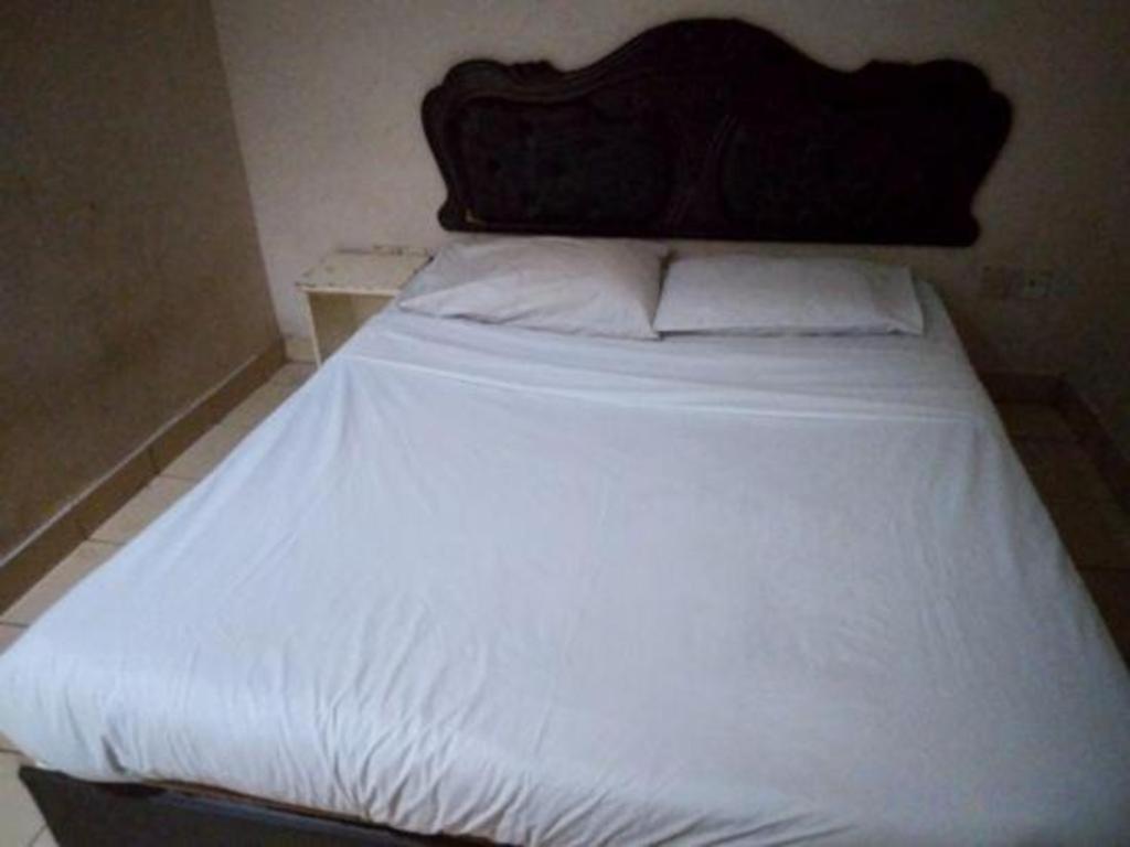 Oyo 90376 Centre Point Hotel Limbang Exterior foto